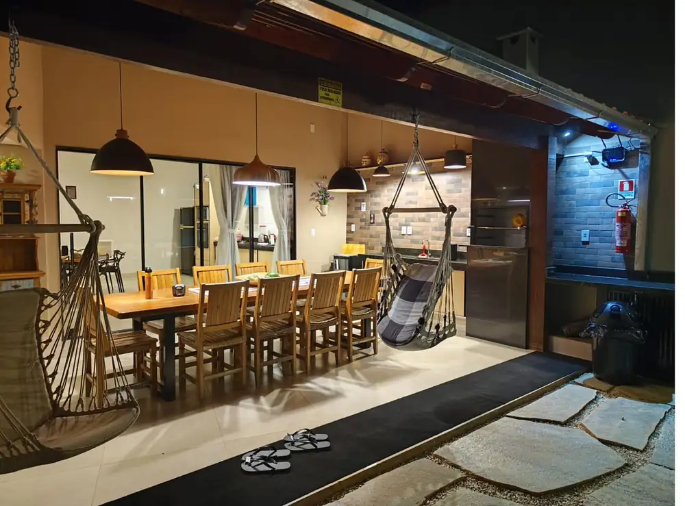 Área gourmet vista à noite