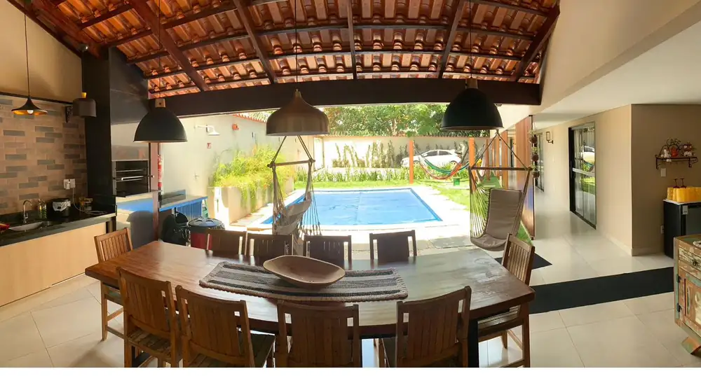 Área gourmet coberta com vista para a piscina